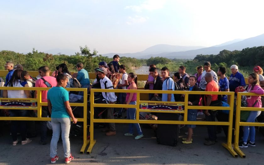 Uppgivna och förnedrade köar de för att lämna Venezuela